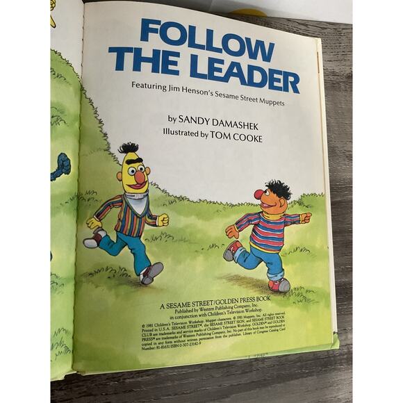 1981 Follow The Leader Sesame Street Book - Picture 3 of 9